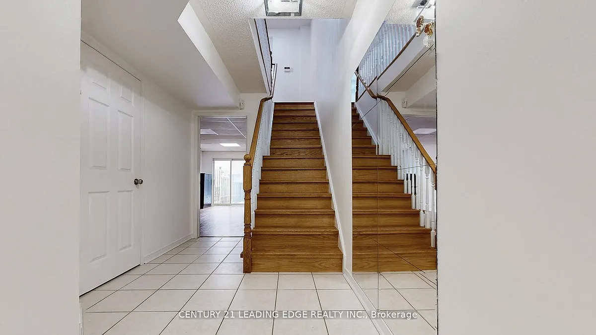 Building Photo - 38 Rumi Cres