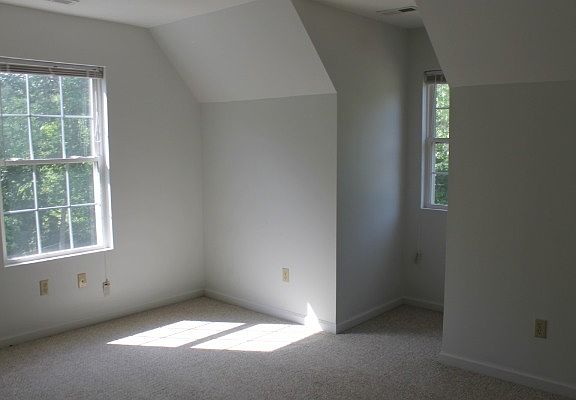 4th image of 102 Rose Cir