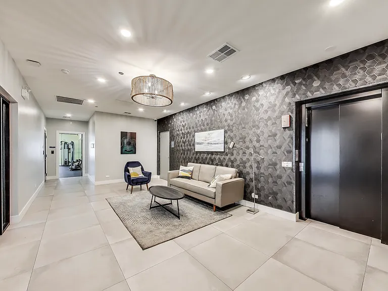 The Fifth on Hazel — Photo 3