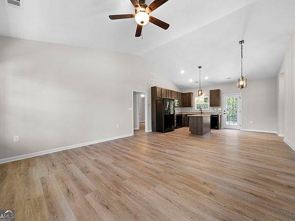 4th image of 652 Harris Cir