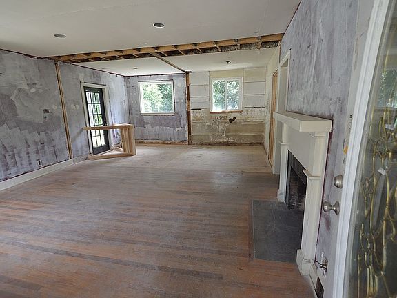 5th image of 1114 Crestwood Dr