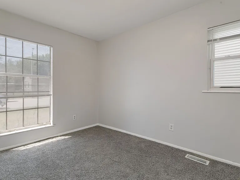 1333 Southlea Dr — Photo 4