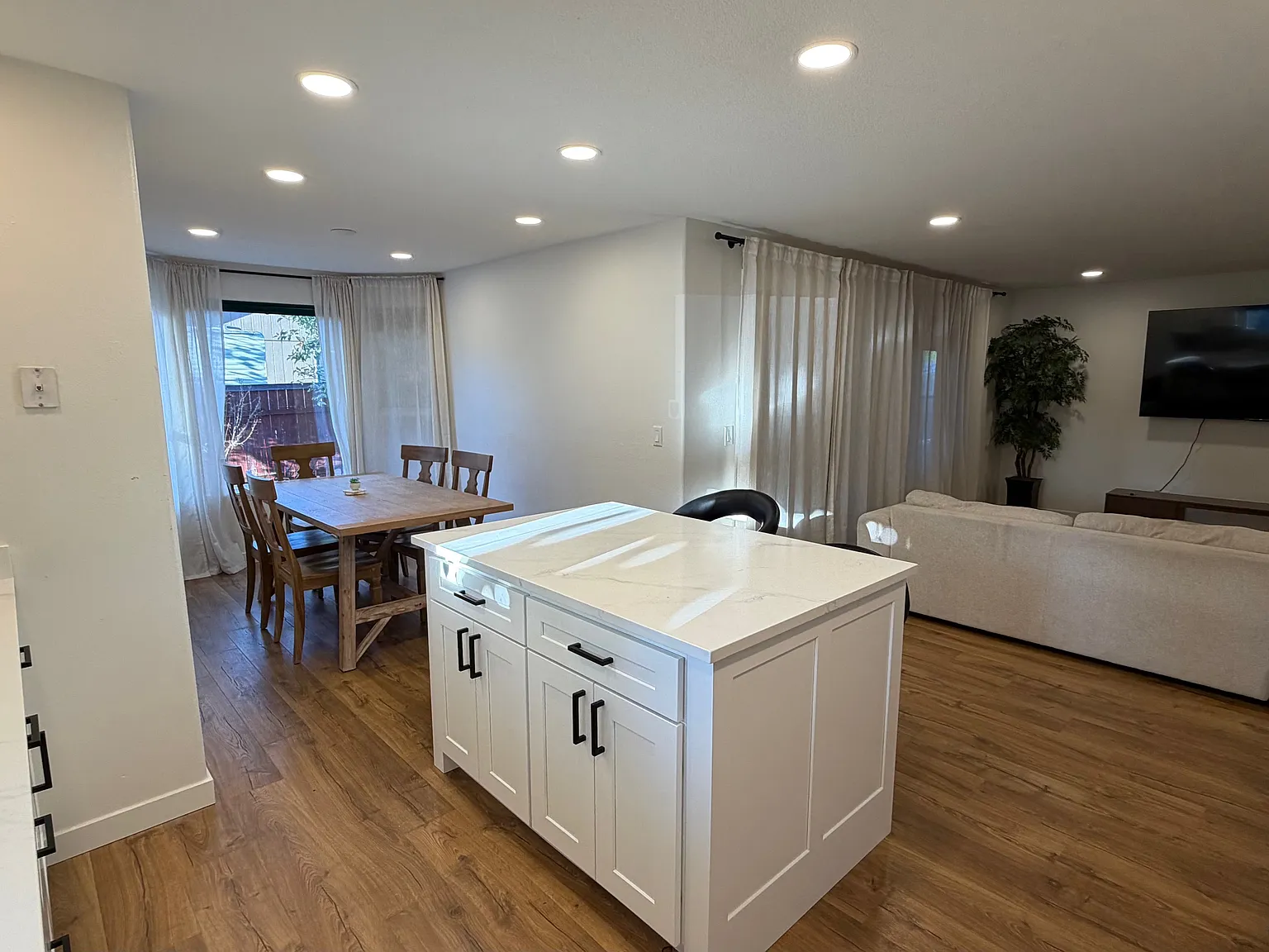 4 bed, 2.5 bath, 1800 sqft, $3,295 — Photo 4