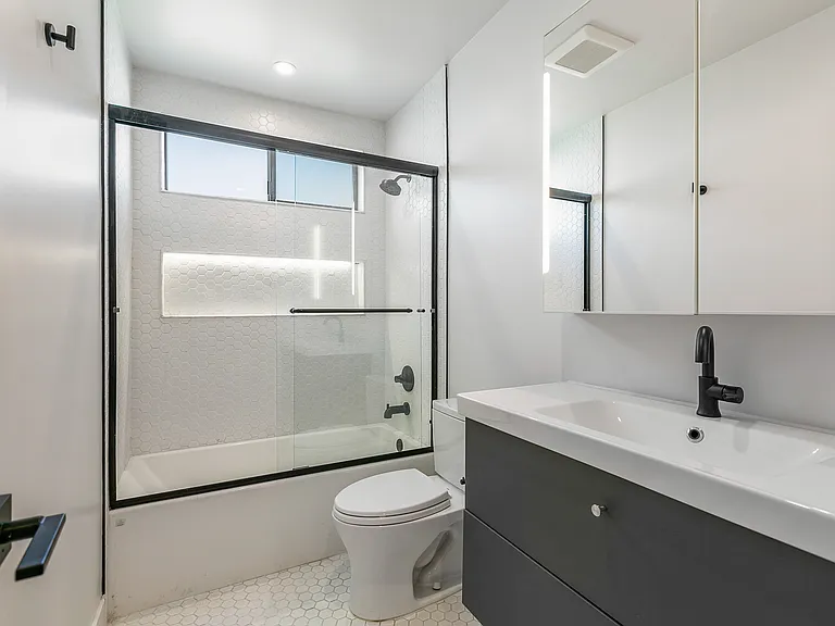 1917 Montrose St #15 — Photo 10