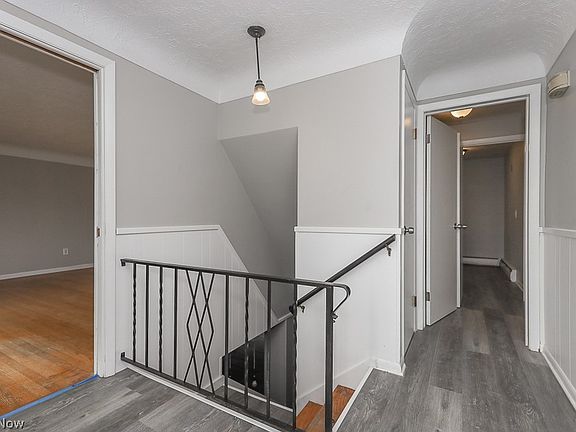 3rd image of 806 S Lake St S
