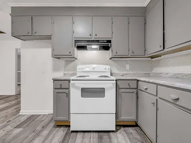 1007 Eisenhower Dr — Photo 15