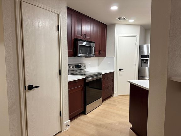 4th image of 212 Meadow Park Dr