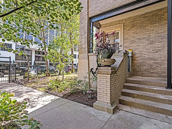 4th image of 4338 N Clarendon Ave