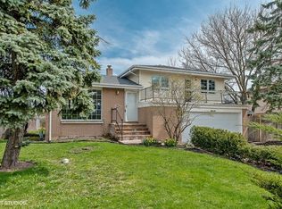 39 Julie Dr, Glenview, IL