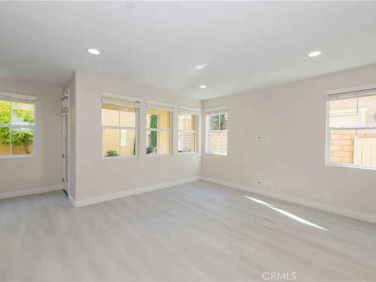 48 Mariposa — Photo 13