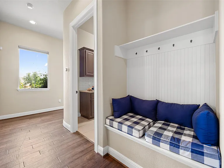 900 Hawthorne Loop — Photo 27