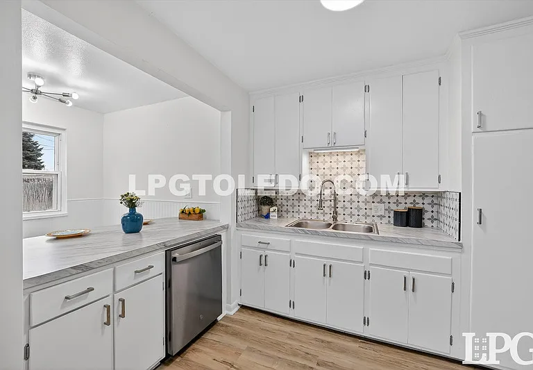 927 W Northgate Pkwy — Photo 16