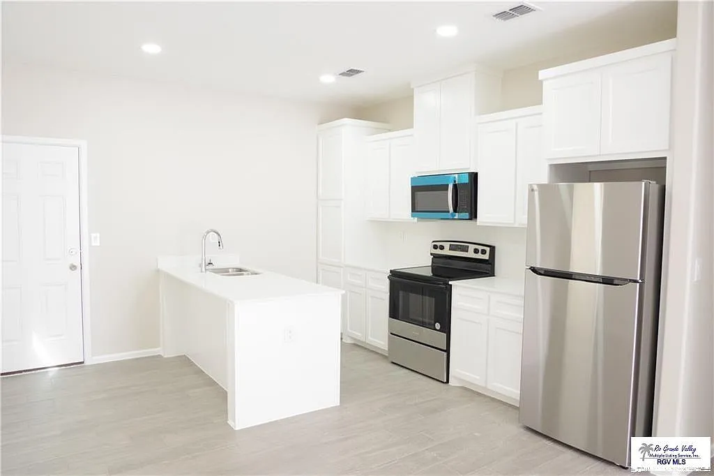 2 bed, 2.0 bath, 864 sqft, $1,100 — Photo 4