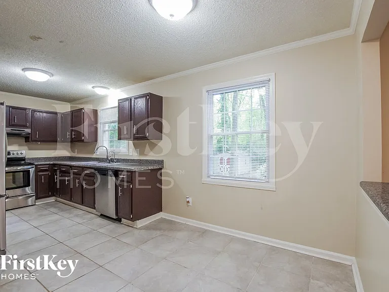 7225 Rollingridge Dr — Photo 3