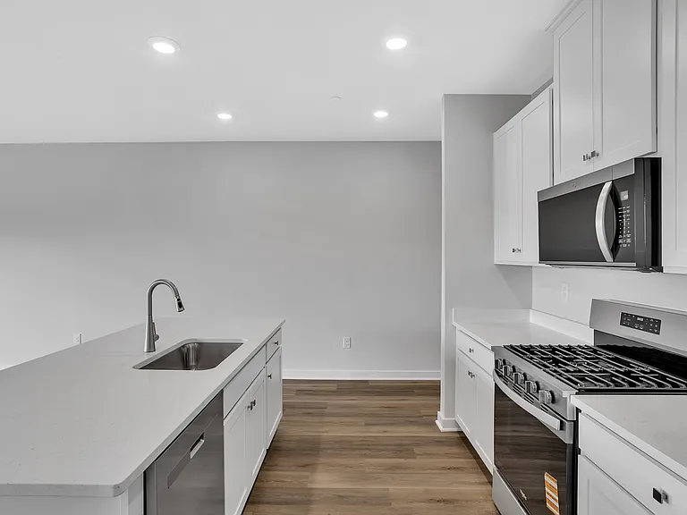 126 Scotland Ln — Photo 13