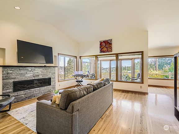 Living room with gas fireplace>