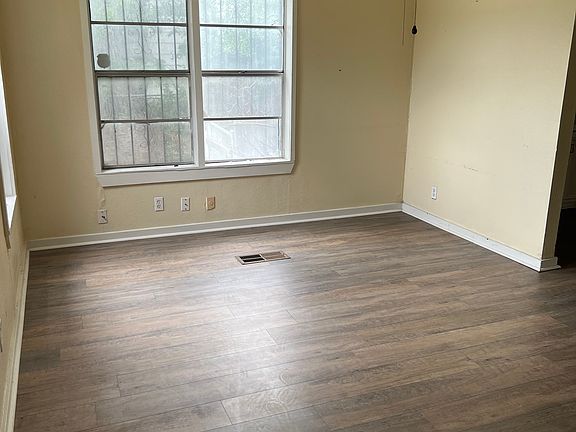 3rd image of 619 Sutton Dr