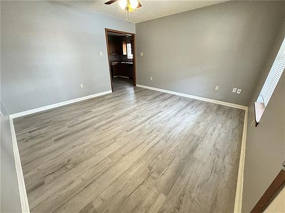 2nd image of 6 Rosewood Pl