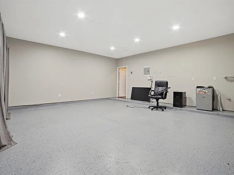 409 E Austin Ave — Photo 23
