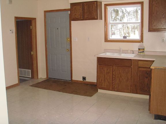 5th image of 414 Ivanhoe St NE