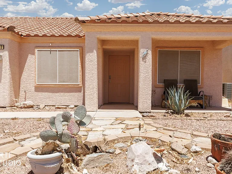 553 Emperor Ln — Photo 3