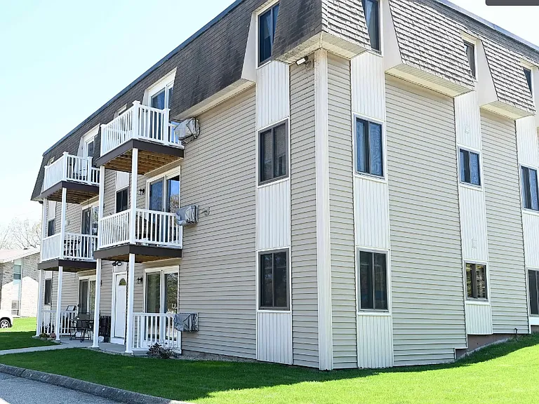 1398 Lonsdale Ave — Photo 14