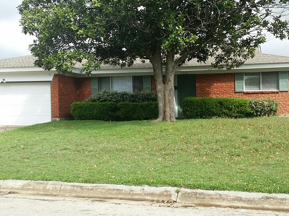 Front of 2909 Laredo