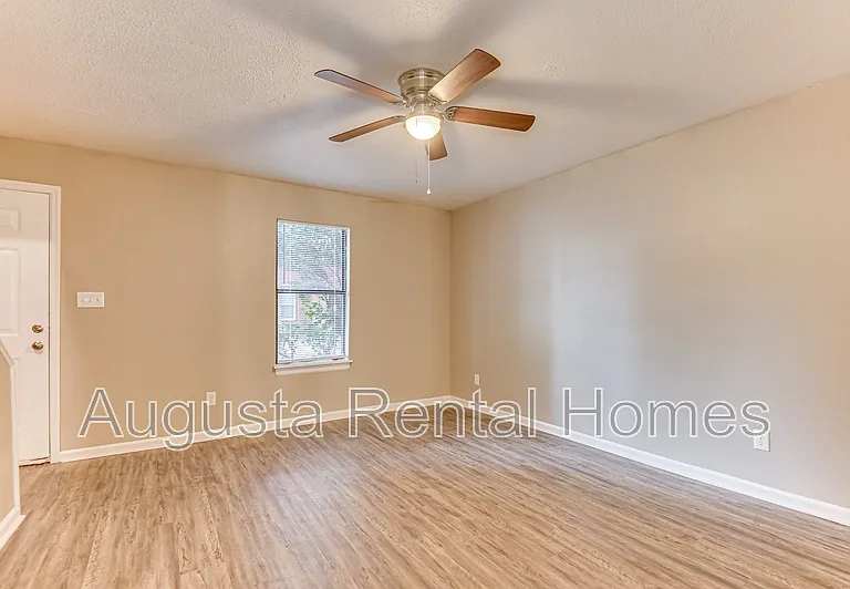137 Chalet North Ct — Photo 7
