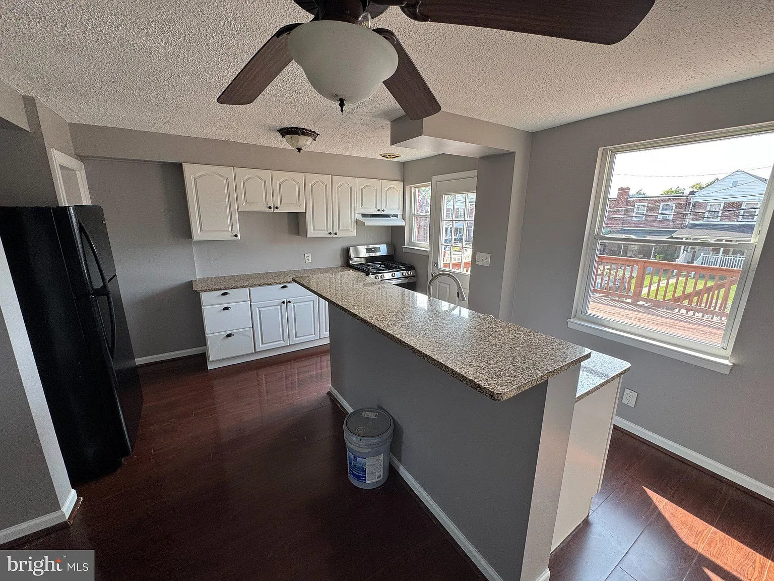 3 bed, 2.0 bath, 1284 sqft, $2,300 — Photo 4