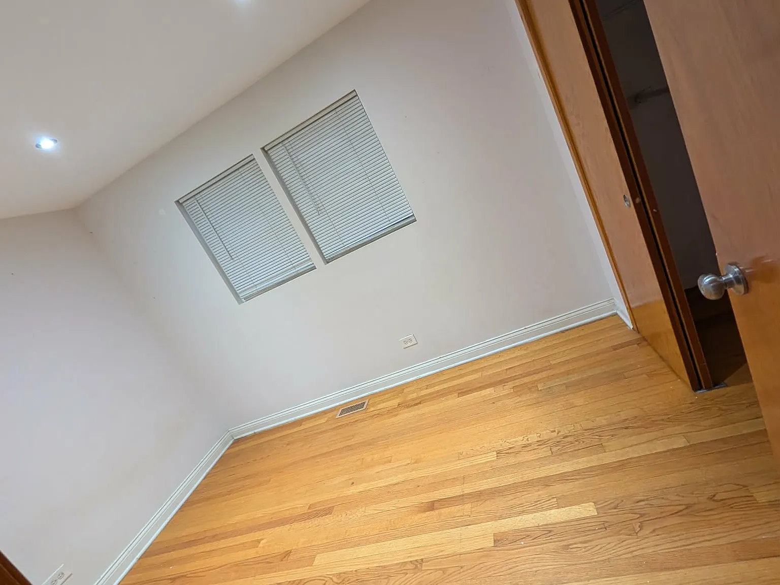 2100 N Lorel Ave — Photo 3