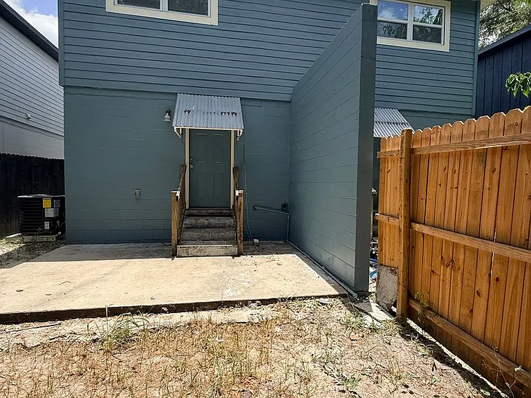 2614 SW 31st Pl — Photo 22