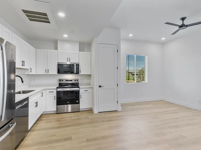 1580 W Garfield St — Photo 9