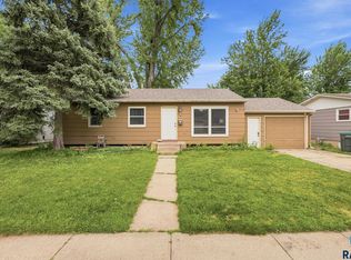 221 E Pam Rd, Sioux Falls, SD 57105