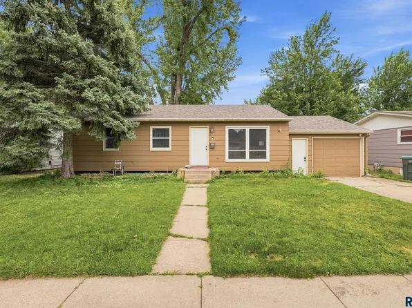 221 E Pam Rd, Sioux Falls, SD 57105