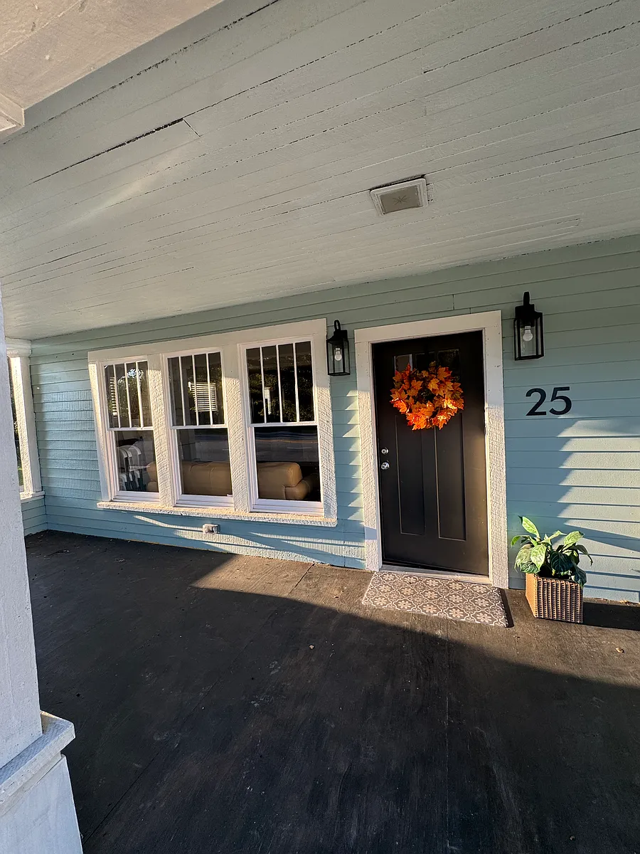 25 Neptune Road, Kissimmee, Florida 34744
4 bedrooms 
2.5 bathrooms
No pets 
First and last months rent to move in 
Close to downtown Kissimmee, bus and train station 
Close to Kissimmee lakefront - 25 Neptune Rd