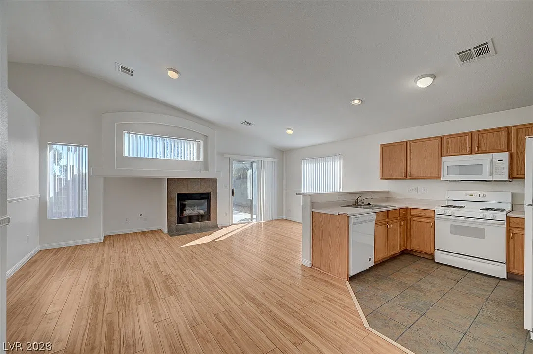 3 bed, 2.0 bath, 1228 sqft, $1,895 — Photo 4