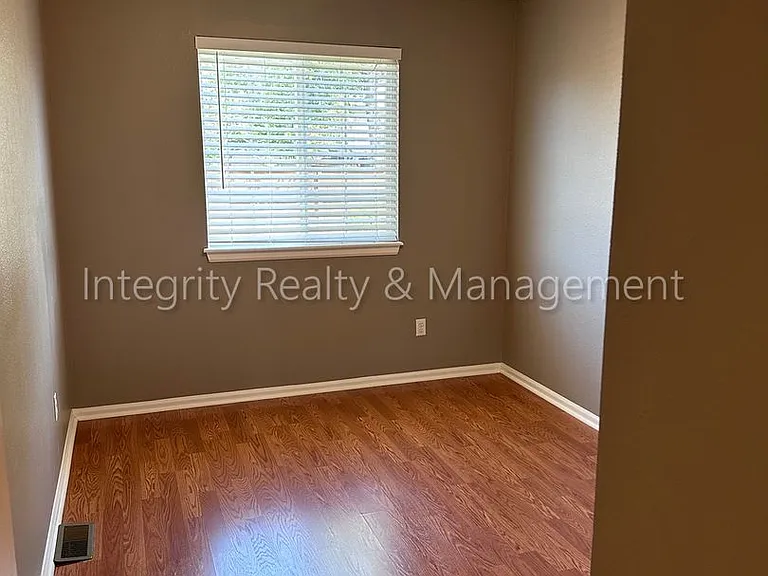 1041 Laurenwood Ln — Photo 38