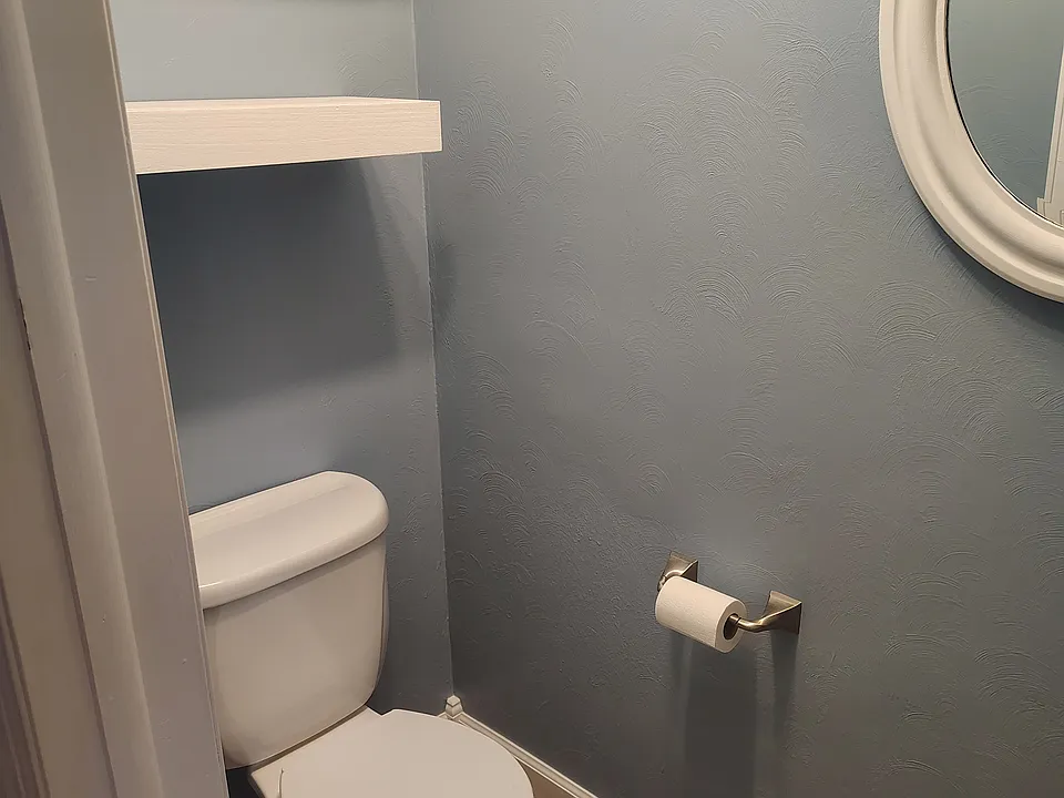 Main level 1/2 bath