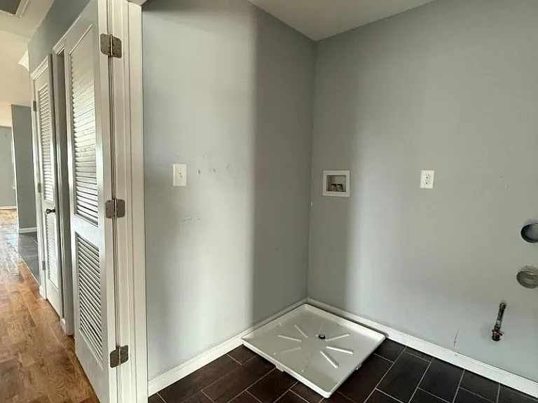 546 S Park St — Photo 8