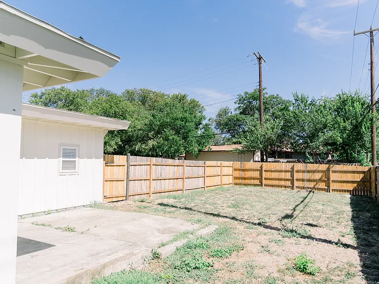 1385 Oblate Dr — Photo 10