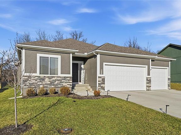 2nd image of 902 NW Crestwood Dr