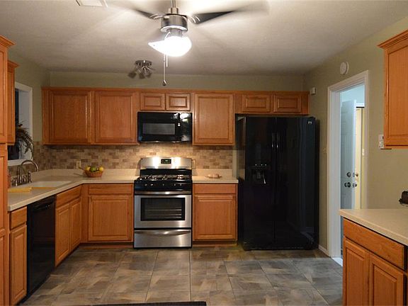 3rd image of 226 Maxie St