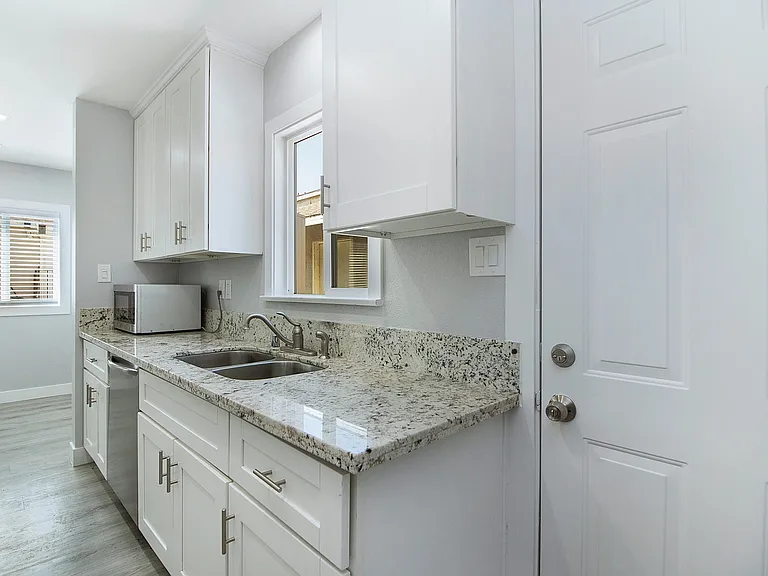 Ellis Street Duplex — Photo 4