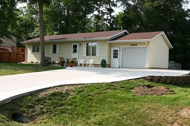 1st image of 2205 Lakepark Pl