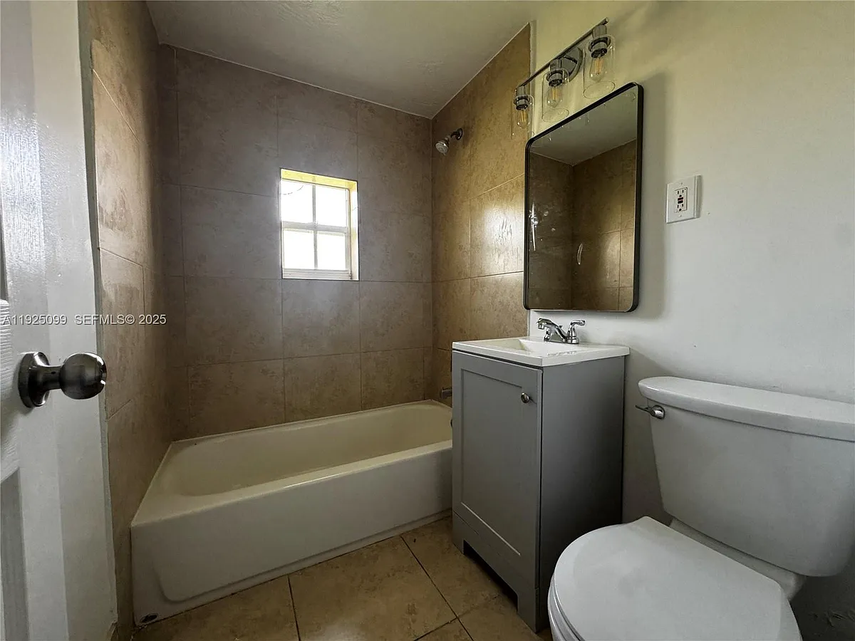 Building Photo - 4017 SW 24th St #2