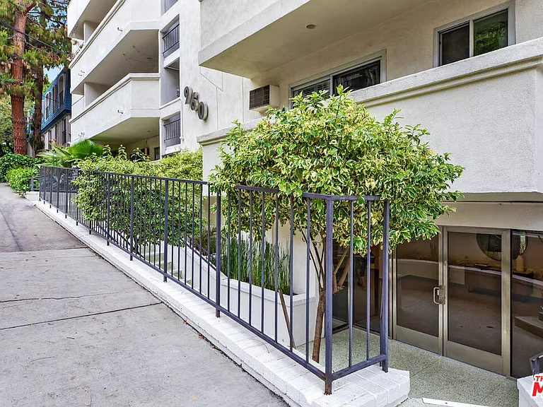 960 Larrabee St #214 — Photo 3