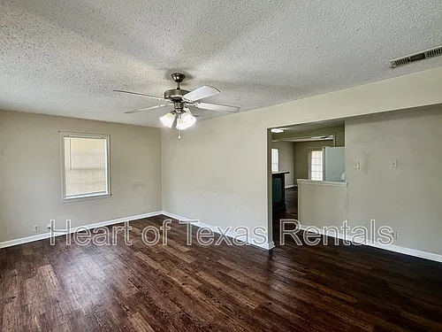 1009 Victoria St Photo 1