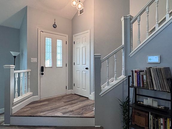 2nd image of 315 Parkwood Pl