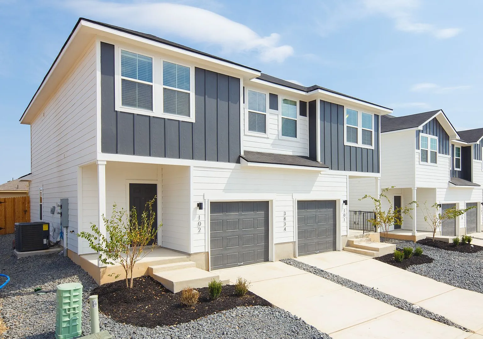 4 Week Free Move-In Special! Well-Maintained Townhome w/ Open Layout & Great Accessibility — Photo 1