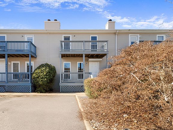 Nice Unit w. a 1st and 2nd floor deck on the front and a back deck as well.